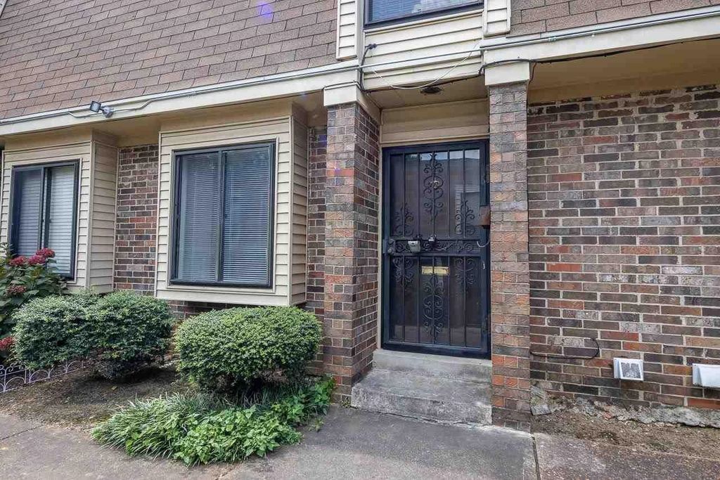 1898 E POPLAR WOODS CIR, Germantown, TN 38138