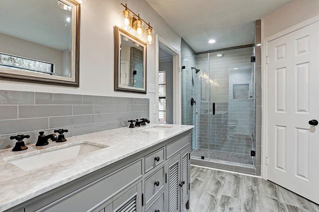 2 Eagle Rock Place, The Woodlands, TX 77381