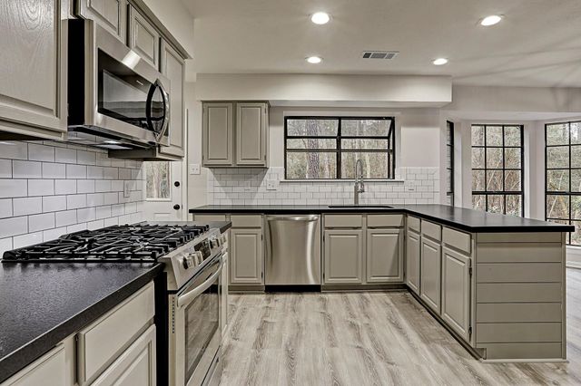 2 Eagle Rock Place, The Woodlands, TX 77381