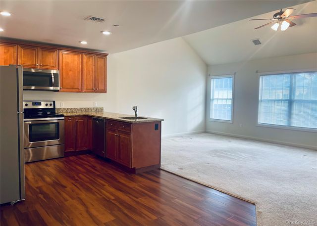 46 Islip Avenue 201, Islip, NY 11751