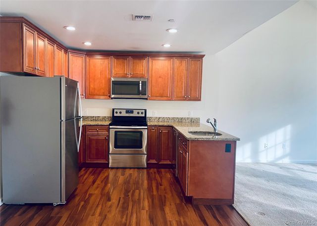 46 Islip Avenue 201, Islip, NY 11751