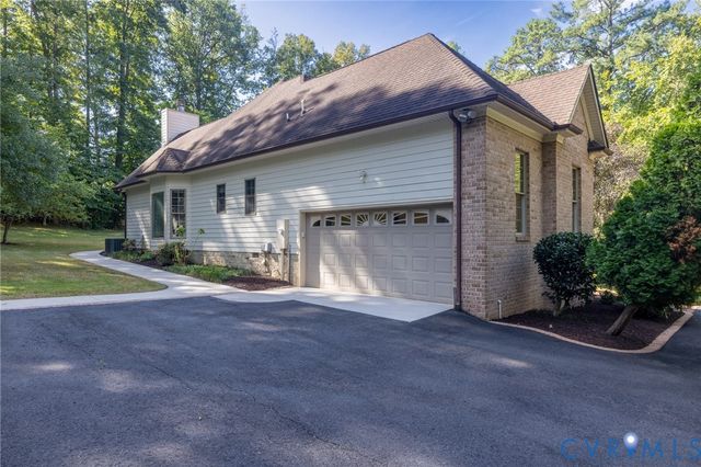 365 Hamlet Rd, Manakin Sabot, VA 23103