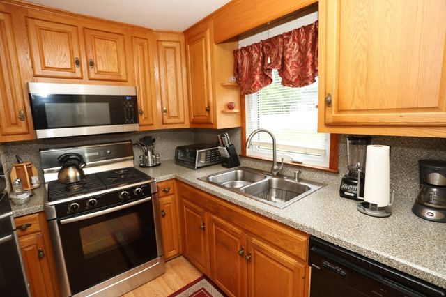 106 N Brook Rd, Springfield, MA 01119