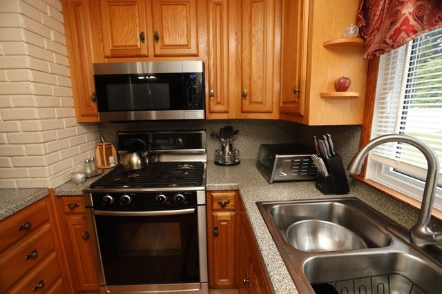 106 N Brook Rd, Springfield, MA 01119