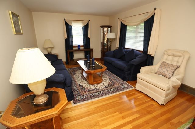 106 N Brook Rd, Springfield, MA 01119