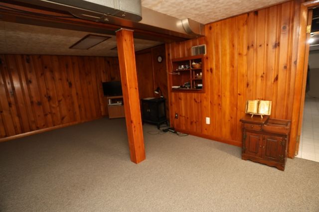 106 N Brook Rd, Springfield, MA 01119