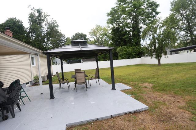 106 N Brook Rd, Springfield, MA 01119