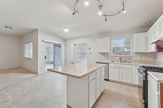 1724 Darjeeling DR, Pflugerville, TX 78660