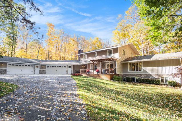 7160 River Valley Drive SE, Alto, MI 49302