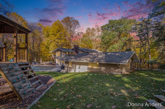 7160 River Valley Drive SE, Alto, MI 49302