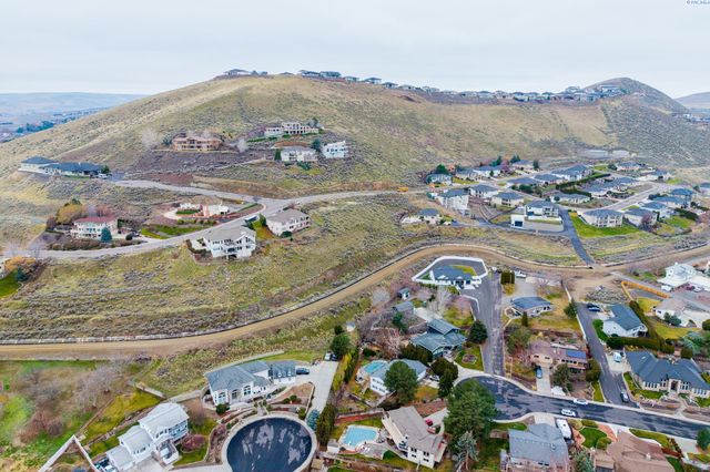 182 Meadow Hills Dr, Richland, WA 99352