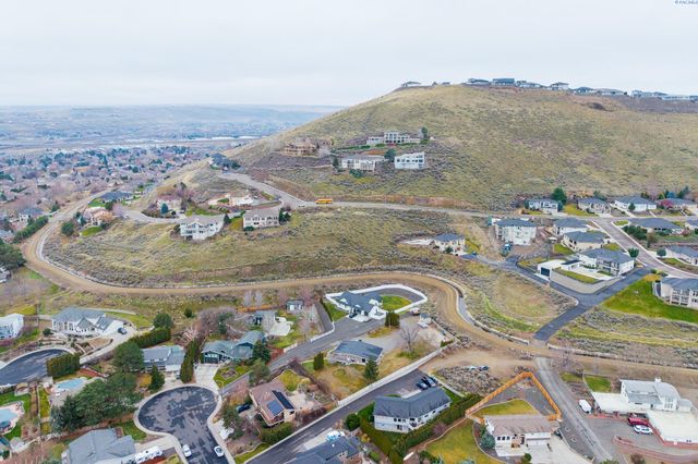 182 Meadow Hills Dr, Richland, WA 99352