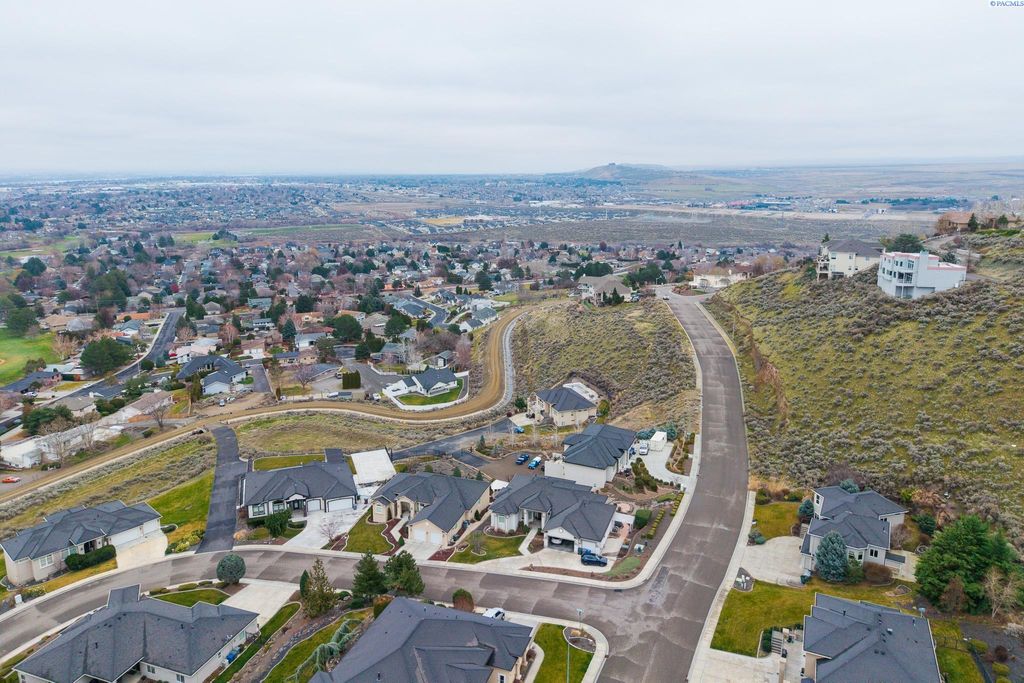 182 Meadow Hills Dr, Richland, WA 99352