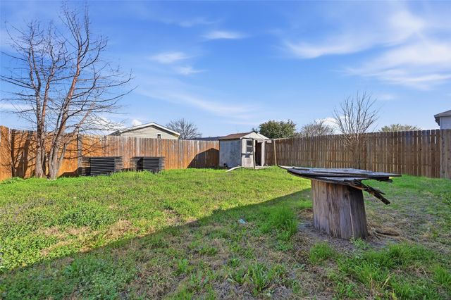 7411 Marsland Lane, Arlington, TX 76001