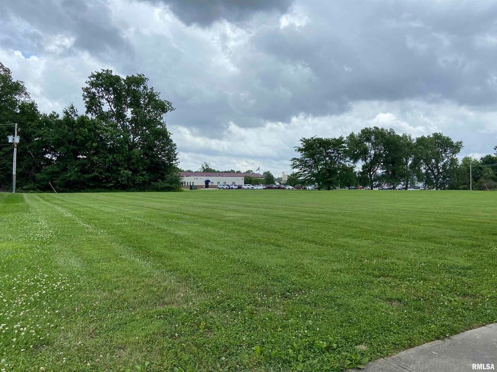 Image 2 of property listing at Lot 12 CROSS CREEK Boulevard, Salem, IL 62881