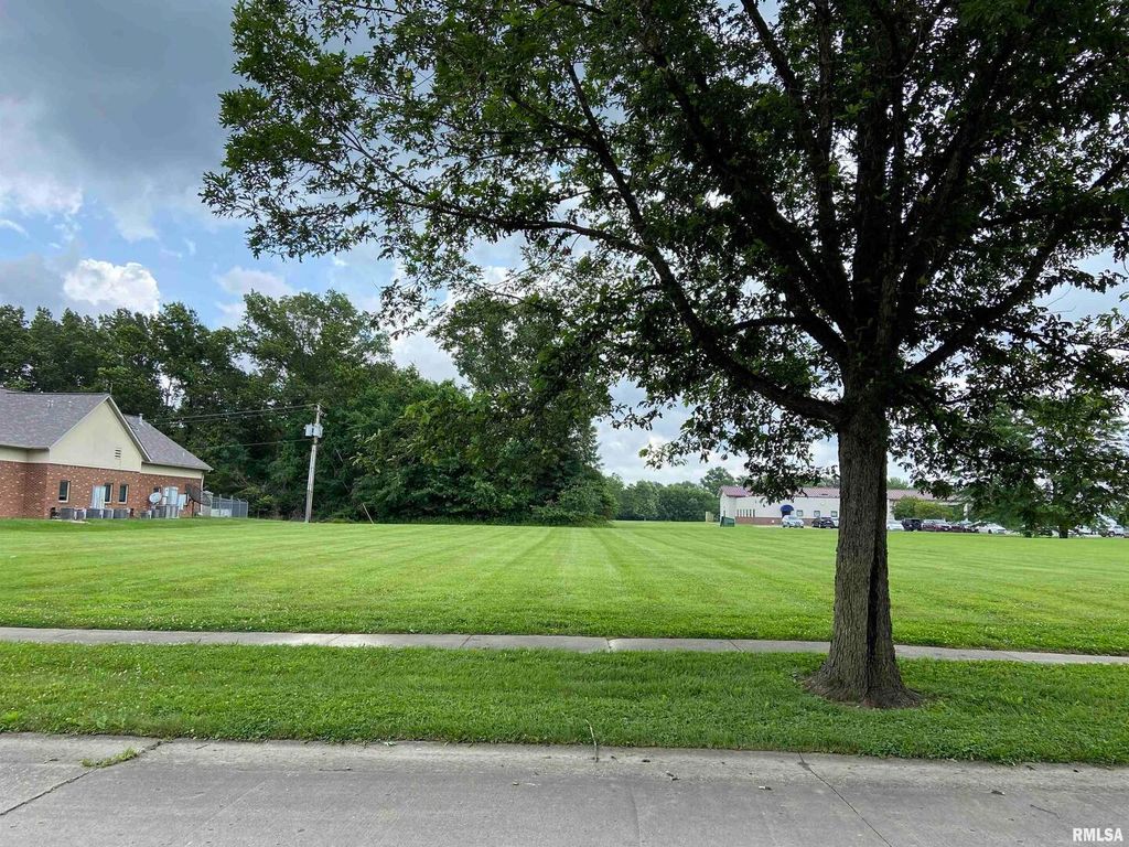 Image 4 of property listing at Lot 12 CROSS CREEK Boulevard, Salem, IL 62881