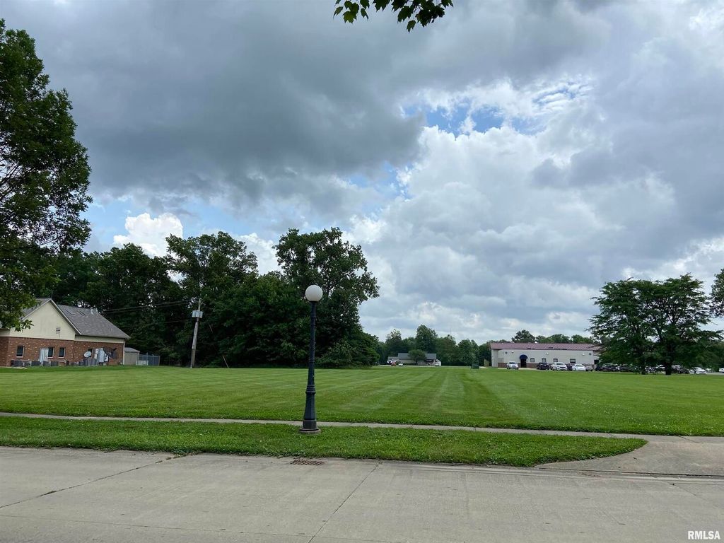 Image 6 of property listing at Lot 12 CROSS CREEK Boulevard, Salem, IL 62881