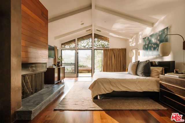 2220 Banyan Drive, Los Angeles, CA 90049