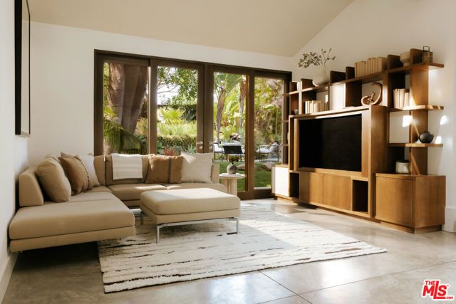 2220 Banyan Drive, Los Angeles, CA 90049