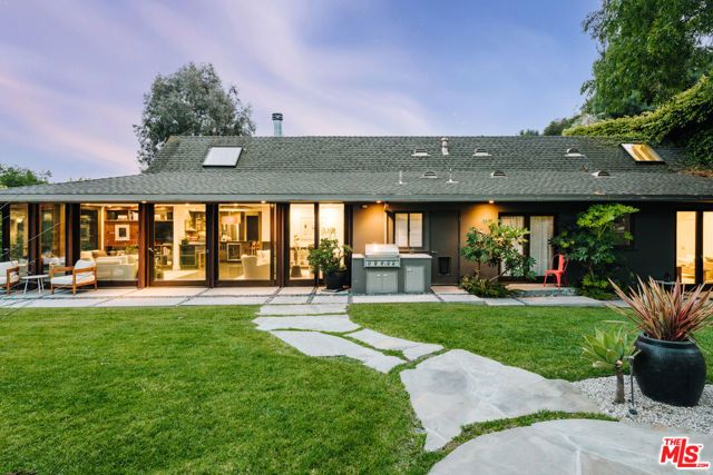 2220 Banyan Drive, Los Angeles, CA 90049