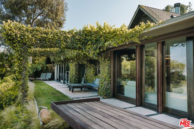 2220 Banyan Drive, Los Angeles, CA 90049