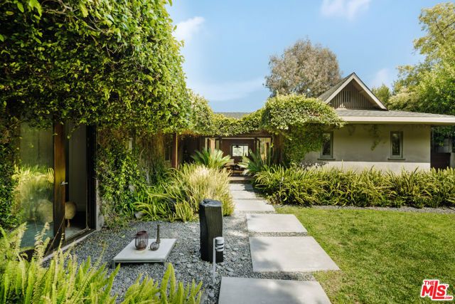 2220 Banyan Drive, Los Angeles, CA 90049