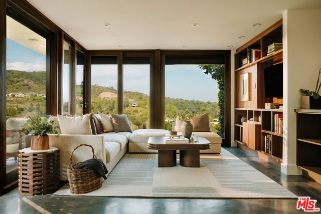 2220 Banyan Drive, Los Angeles, CA 90049