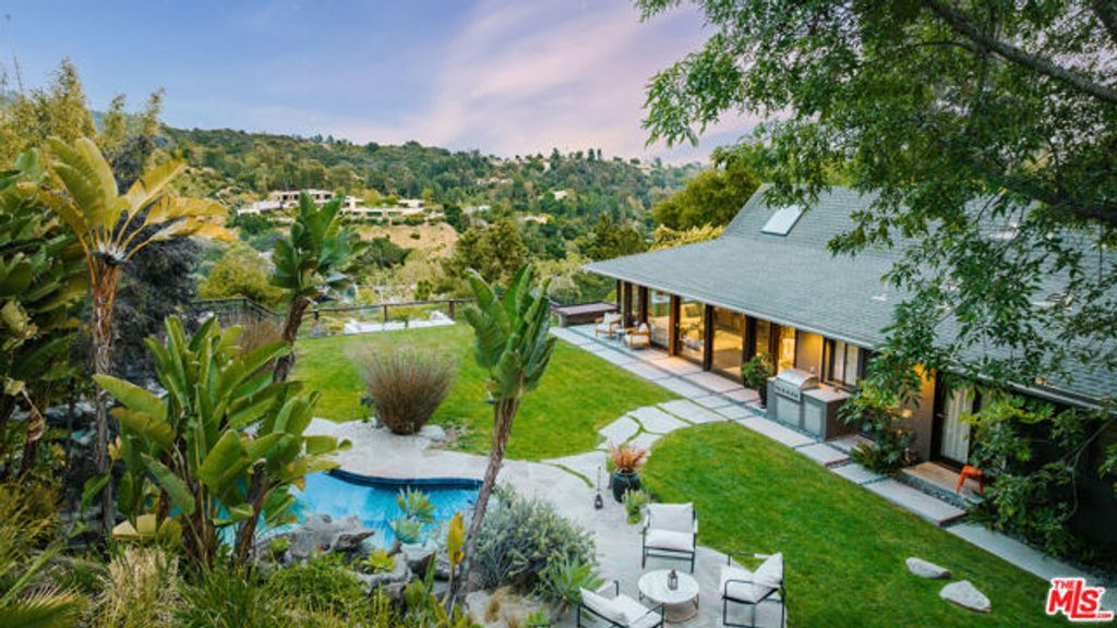 2220 Banyan Drive, Los Angeles, CA 90049