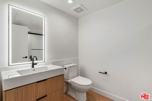 10700 Tabor Street 404, Los Angeles, CA 90034