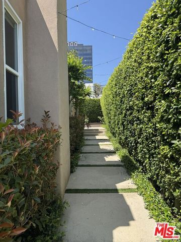 9001 Phyllis Avenue, West Hollywood, CA 90069