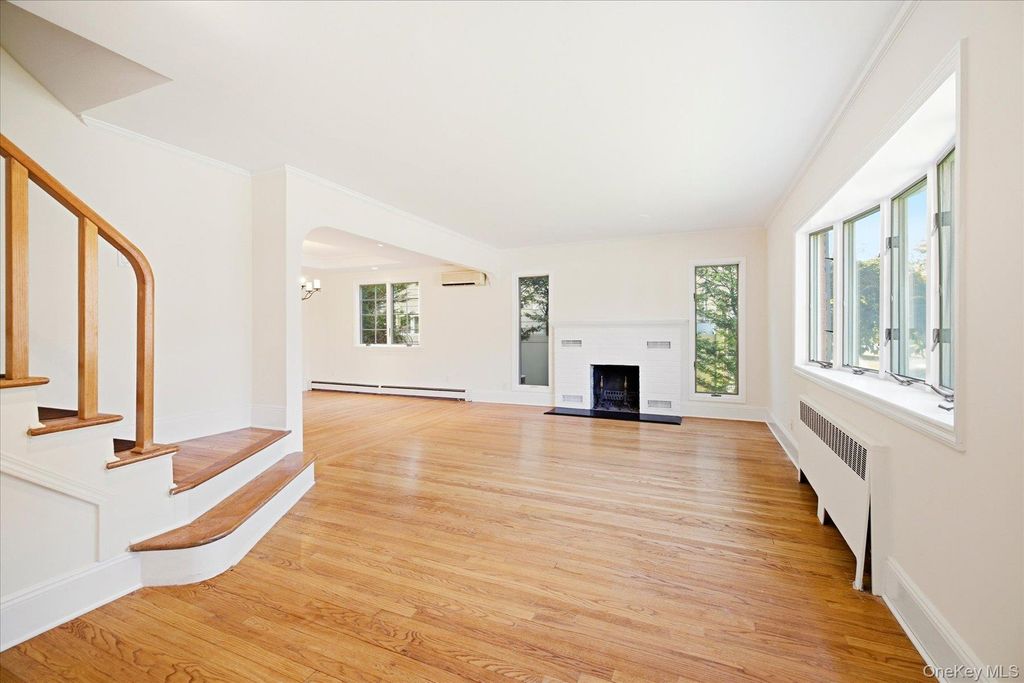 404 Cornwell Avenue, Malverne, NY 11565 — photo 2