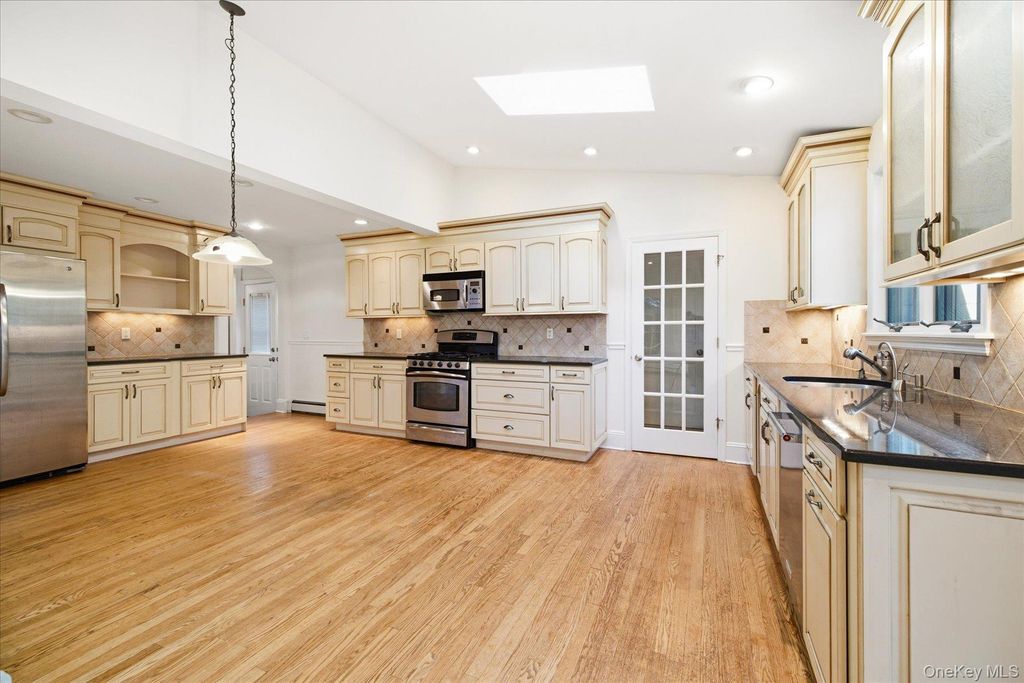 404 Cornwell Avenue, Malverne, NY 11565 — photo 3