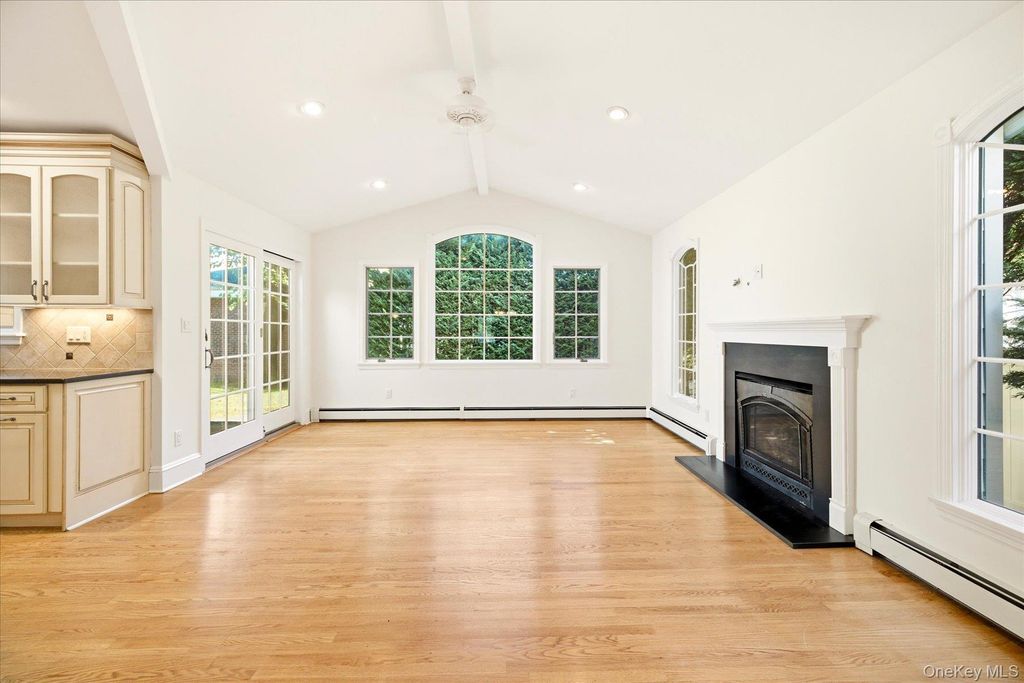 404 Cornwell Avenue, Malverne, NY 11565 — photo 4