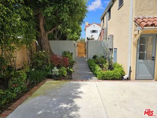 212 S Muirfield Road, Los Angeles, CA 90004