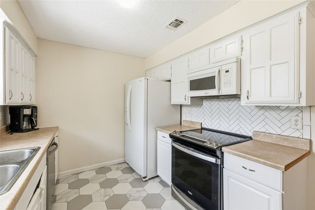 6204 Old Mill Circle, Watauga, TX 76148