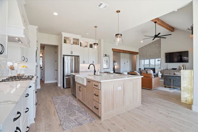 561 Royal Santana, Weatherford, TX 76087