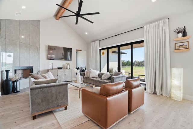 561 Royal Santana, Weatherford, TX 76087