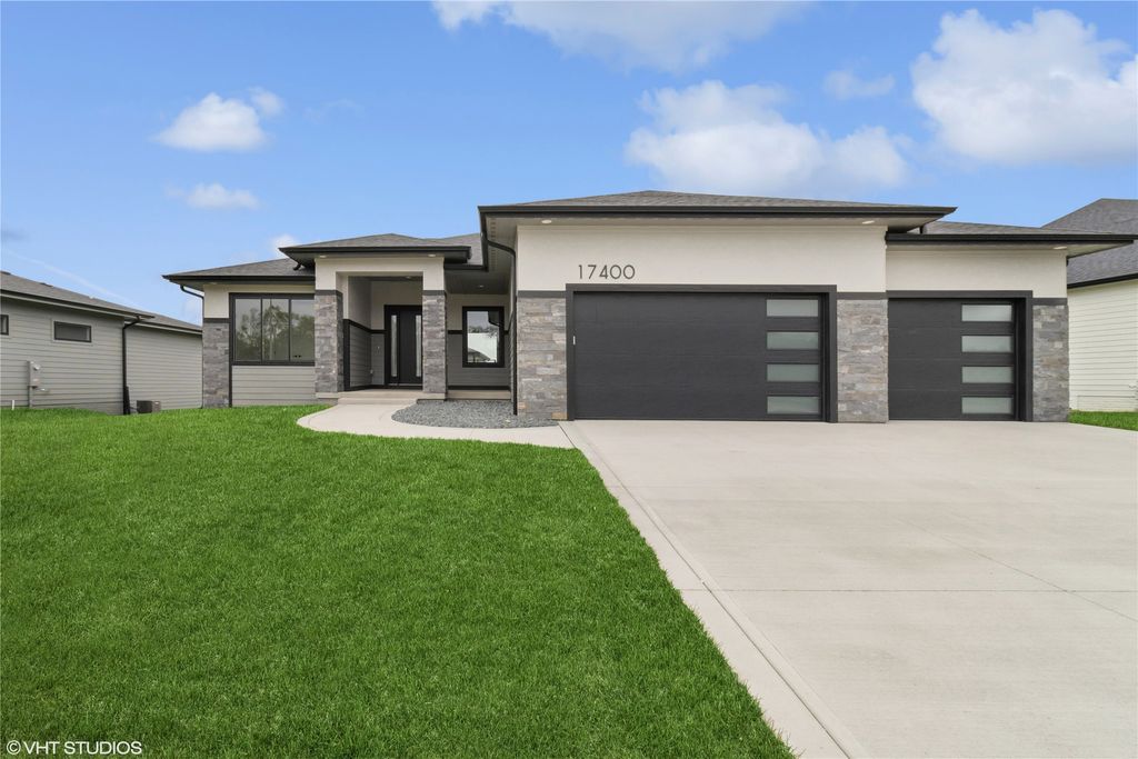 17400 Springbrook Trail, Urbandale, IA 50111