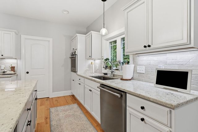 18 Pine St, Belchertown, MA 01007
