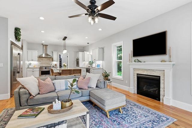 18 Pine St, Belchertown, MA 01007