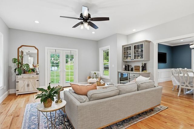 18 Pine St, Belchertown, MA 01007