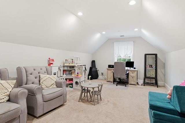 18 Pine St, Belchertown, MA 01007