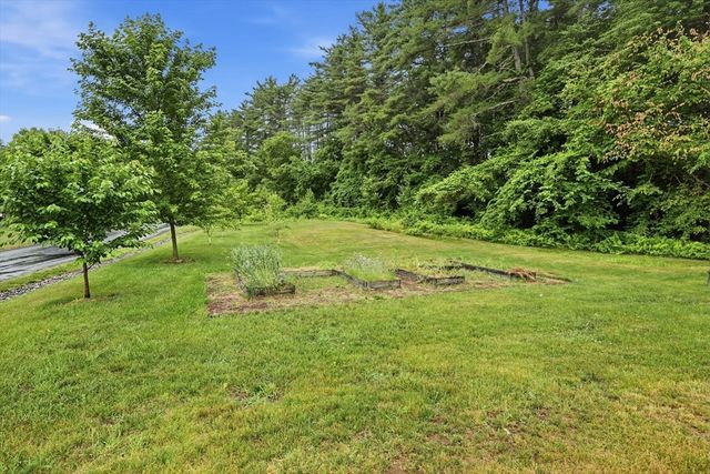 18 Pine St, Belchertown, MA 01007