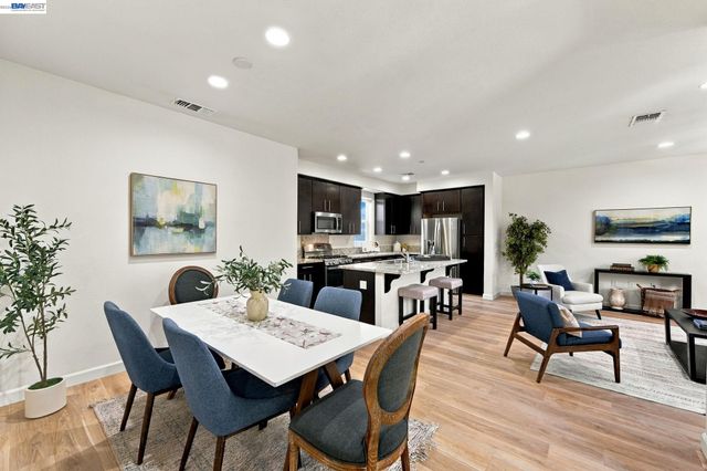 1565 McCandless Dr, Milpitas, CA 95035