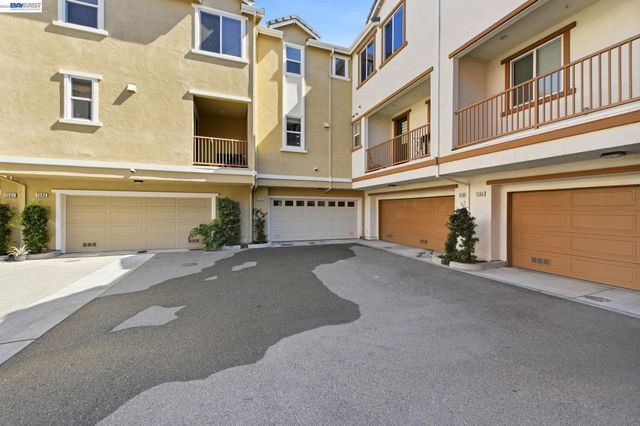 1565 McCandless Dr, Milpitas, CA 95035