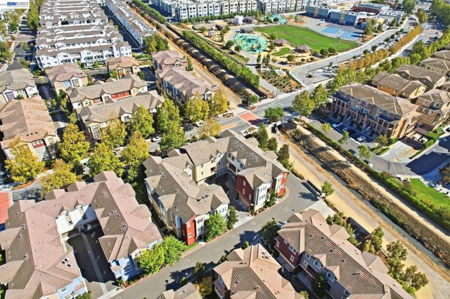1565 McCandless Dr, Milpitas, CA 95035