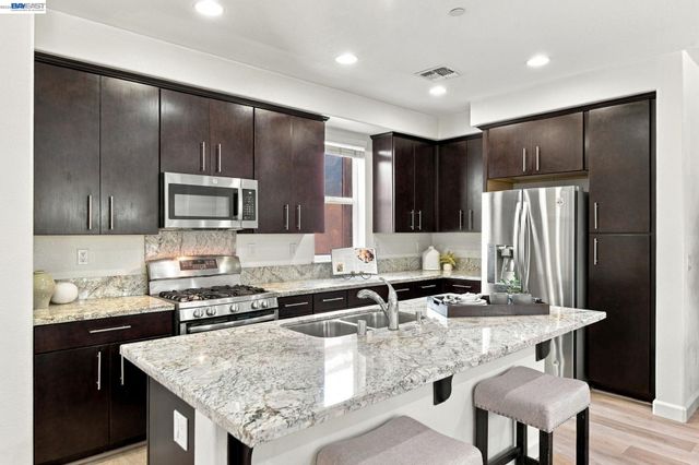 1565 McCandless Dr, Milpitas, CA 95035