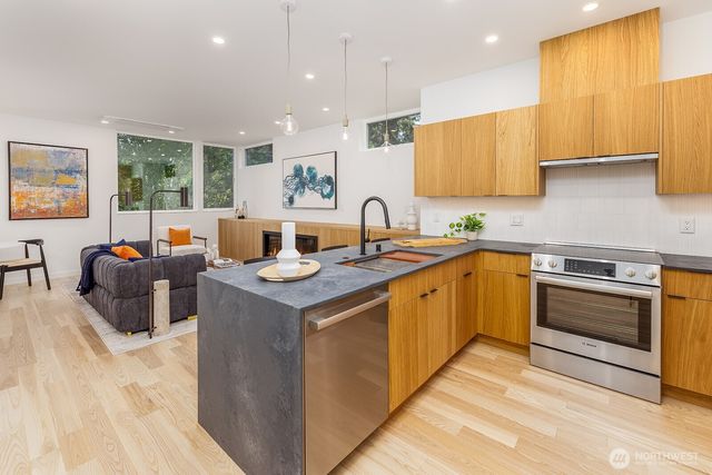 12056 20th Avenue NE, Seattle, WA 98125
