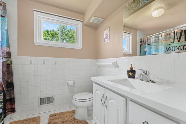 25286 Castlewood Drive, Trenton, MI 48183