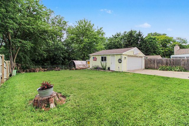 25286 Castlewood Drive, Trenton, MI 48183